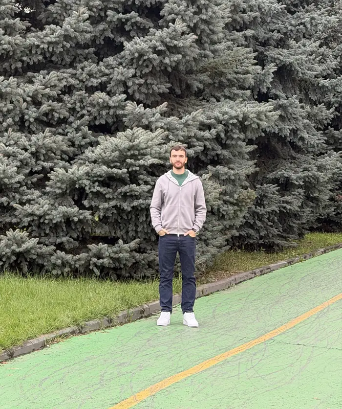 Магомед, основатель «Кроны», у большой голубой ели